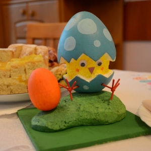 Kurczaczek wykluwający się z kolorowego jajka stroik wykonany przez Adama Fiejdasza
